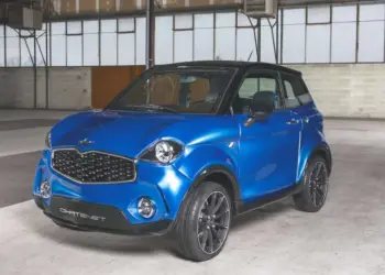 fotografia oficial del chatenet ch46 azul en un espacio industrial