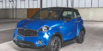 fotografia oficial del chatenet ch46 azul en un espacio industrial