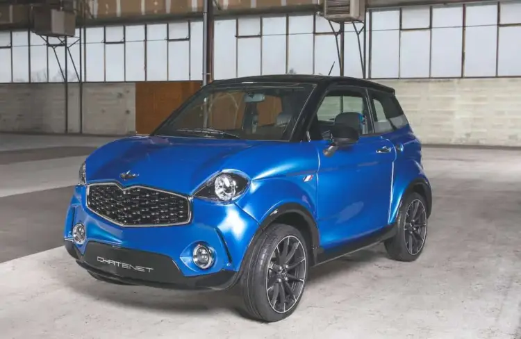 fotografia oficial del chatenet ch46 azul en un espacio industrial