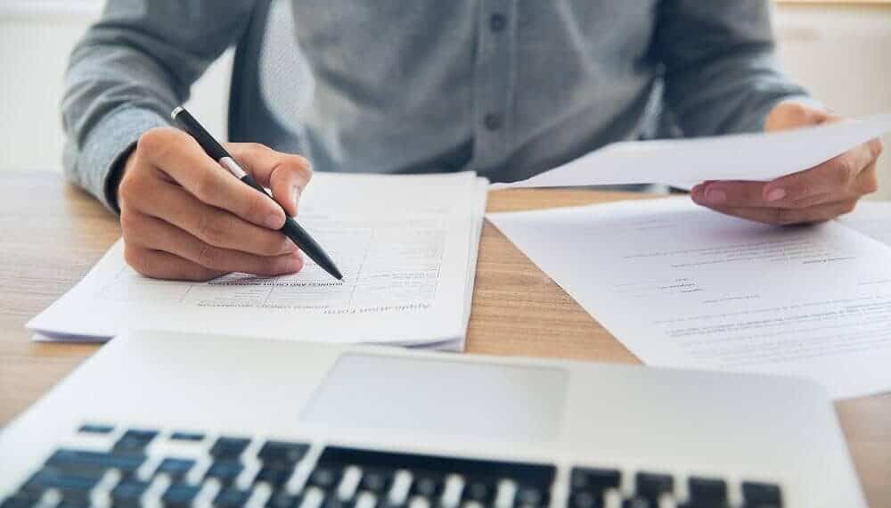 Contratando oliza de seguro de coches sin carnet