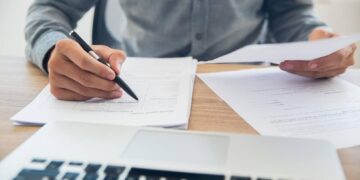 Contratando oliza de seguro de coches sin carnet