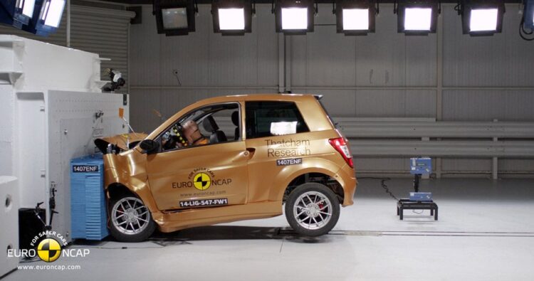 ¿Son seguros ‘coches’ sin carnet? Estos crash test ponen en evidencia su fragilidad