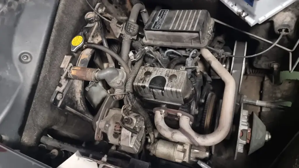 motor de microcoche con signos de desgaste