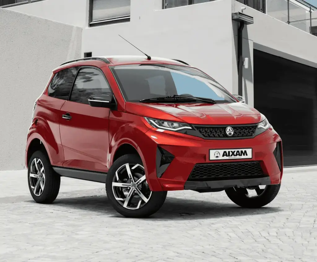 Fotografía real del Aixam Crossover en color rojo, coche sin carnet de diseño urbano
