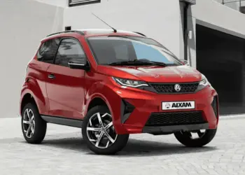 Fotografía real del Aixam Crossover en color rojo, coche sin carnet de diseño urbano