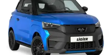 ligier js50 azul vista frontal en fotografia oficial sobre fondo blanco