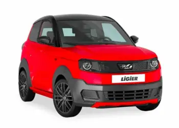 Fotografía oficial del coche sin carnet Ligier Myli en color rojo con techo negro, vista frontal lateral