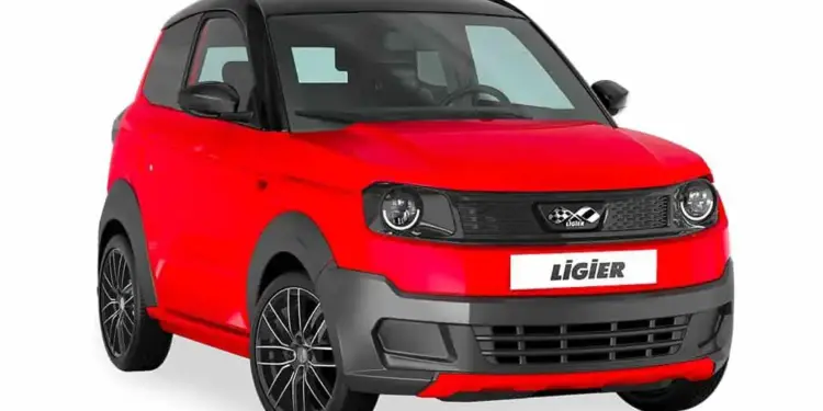 Fotografía oficial del coche sin carnet Ligier Myli en color rojo con techo negro, vista frontal lateral