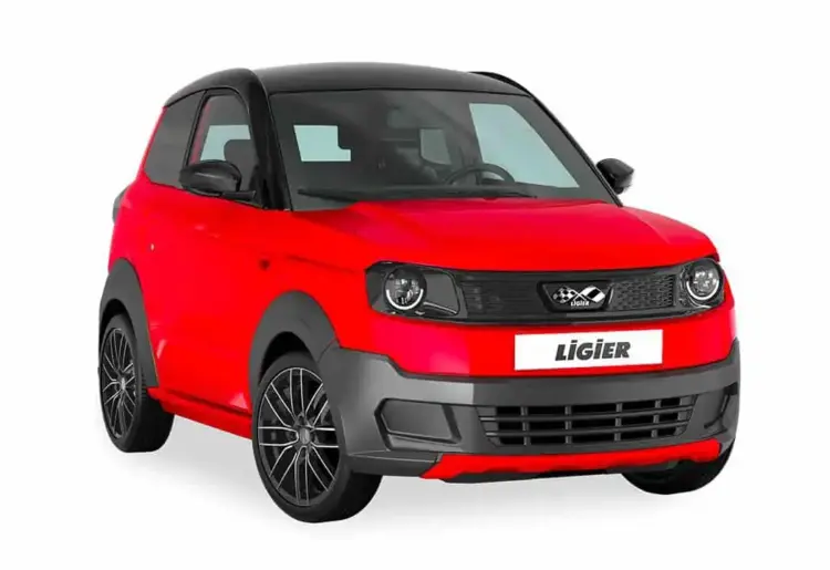Fotografía oficial del coche sin carnet Ligier Myli en color rojo con techo negro, vista frontal lateral