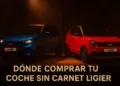 Imagen híbrida con dos coches Ligier y fondo digital creado mediante IA. Imagen híbrida de dos coches sin carnet Ligier en estudio con fondo generado por IA y texto dónde comprar tu coche sin carnet Ligier