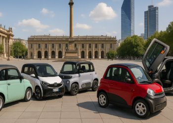 Recreación digital generada por IA que muestra distintos microcoches eléctricos sin carnet en una plaza contemporánea. Recreación digital generada por IA con varios microcoches eléctricos sin carnet estacionados en una plaza urbana moderna