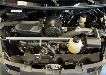 Fotografía oficial del motor Revo D+ utilizado por Ligier en sus modelos sin carnet.
vista del motor revo d+ instalado en el compartimento de un microcoche ligier