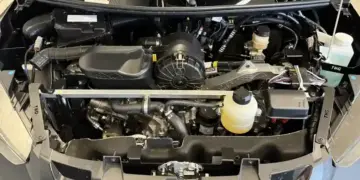 vista del motor revo d+ instalado en el compartimento de un microcoche ligier
