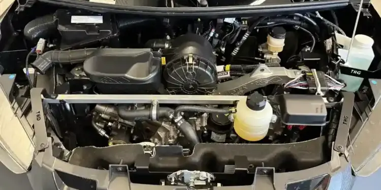 vista del motor revo d+ instalado en el compartimento de un microcoche ligier