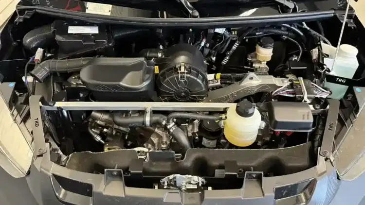 vista del motor revo d+ instalado en el compartimento de un microcoche ligier