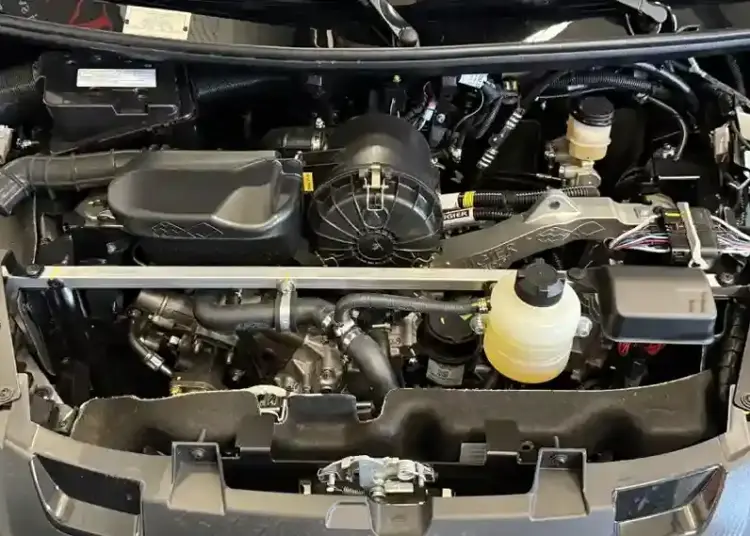 vista del motor revo d+ instalado en el compartimento de un microcoche ligier