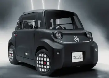 Fotografía oficial del Citroën Ami Dark Side, microcoche eléctrico de diseño urbano.
fotografía oficial del citroen ami dark side vista frontal