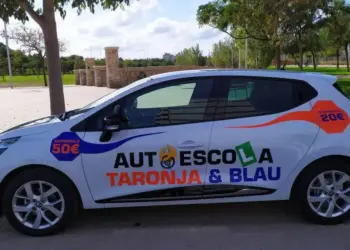 Fotografía real de un coche de autoescuela con vinilos publicitarios en Palma de Mallorca