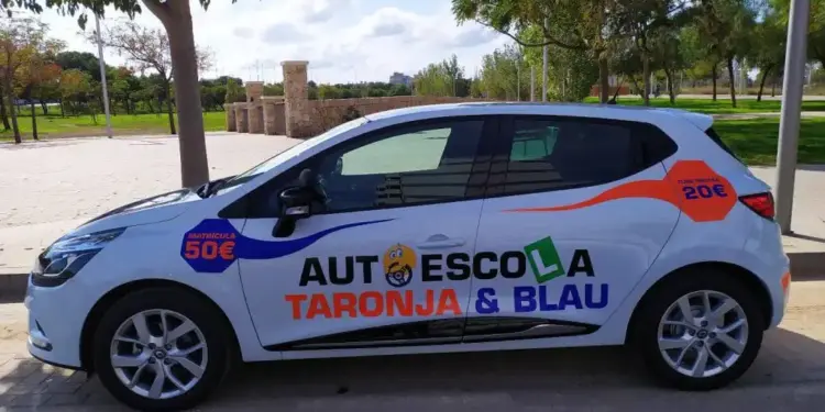 Fotografía real de un coche de autoescuela con vinilos publicitarios en Palma de Mallorca