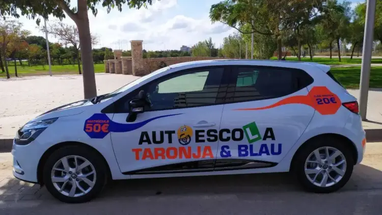 Fotografía real de un coche de autoescuela con vinilos publicitarios en Palma de Mallorca