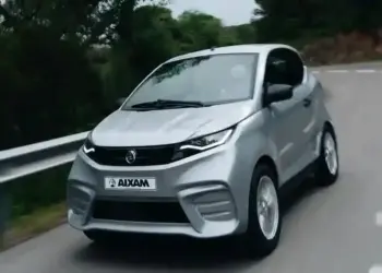 fotografia-oficial-aixam-coche-sin-carnet-circulando-en-carretera