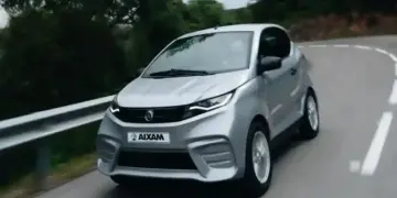 fotografia-oficial-aixam-coche-sin-carnet-circulando-en-carretera