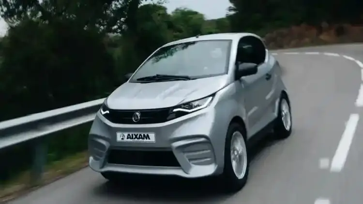 fotografia-oficial-aixam-coche-sin-carnet-circulando-en-carretera