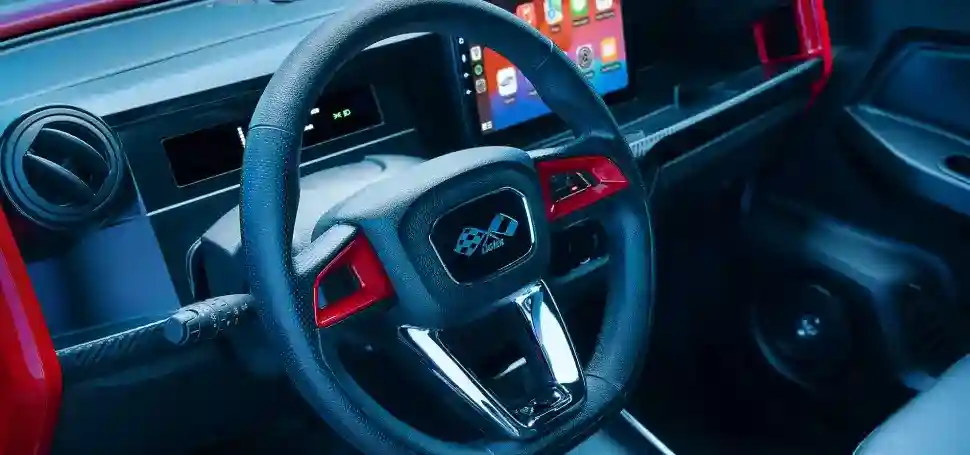 Fotografía oficial del interior del coche sin carnet Ligier Myli con volante, salpicadero y pantalla central
