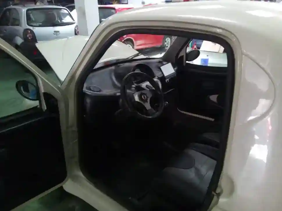 interior restaurado del coche sin carnet Town Life Ginevra con volante y salpicadero visibles
