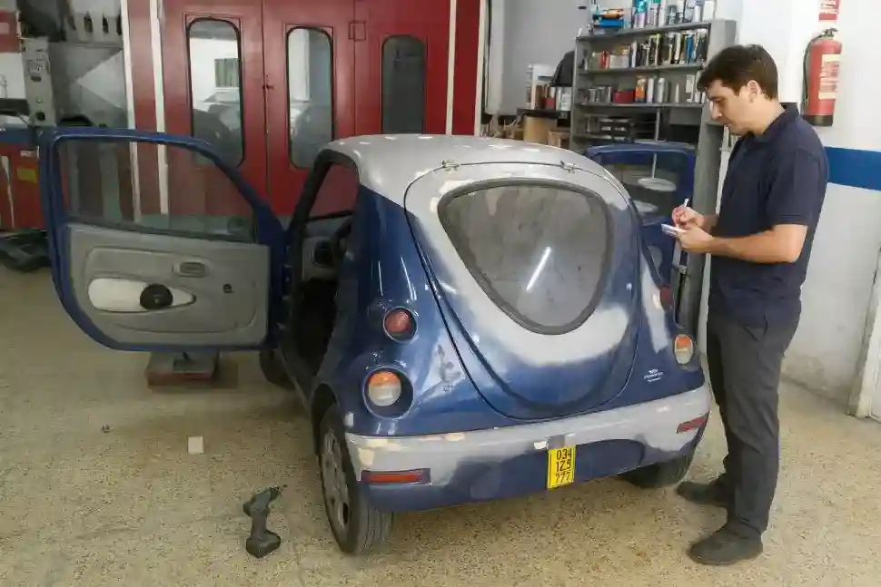 proceso de restauracion del coche sin carnet Town Life Ginevra en taller especializado
