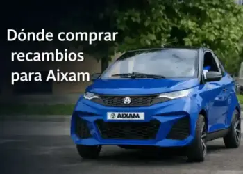 composicion digital de un coche sin carnet aixam azul en entorno urbano para ilustrar donde comprar recambios aixam