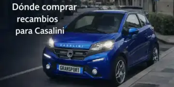 composicion digital de un coche sin carnet casalini azul en entorno urbano para ilustrar donde comprar recambios casalini