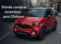 composicion digital de un coche sin carnet chatenet rojo en entorno urbano para ilustrar donde comprar recambios chatenet