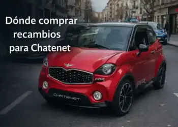 composicion digital de un coche sin carnet chatenet rojo en entorno urbano para ilustrar donde comprar recambios chatenet