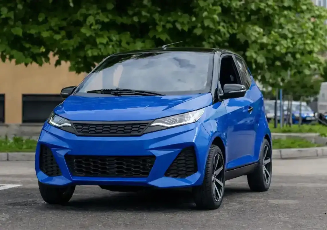 coche sin carnet azul circulando en entorno urbano en España recreacion generada por inteligencia artificial