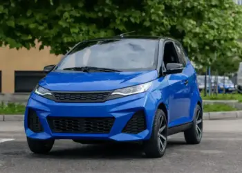 coche sin carnet azul circulando en entorno urbano en España recreacion generada por inteligencia artificial