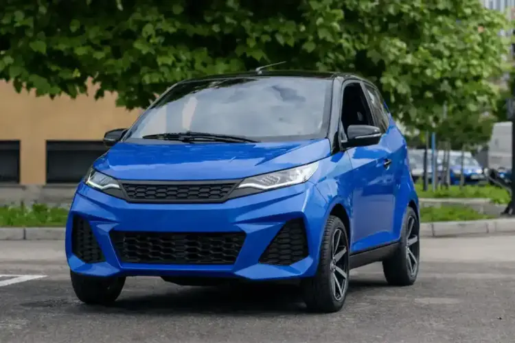 coche sin carnet azul circulando en entorno urbano en España recreacion generada por inteligencia artificial