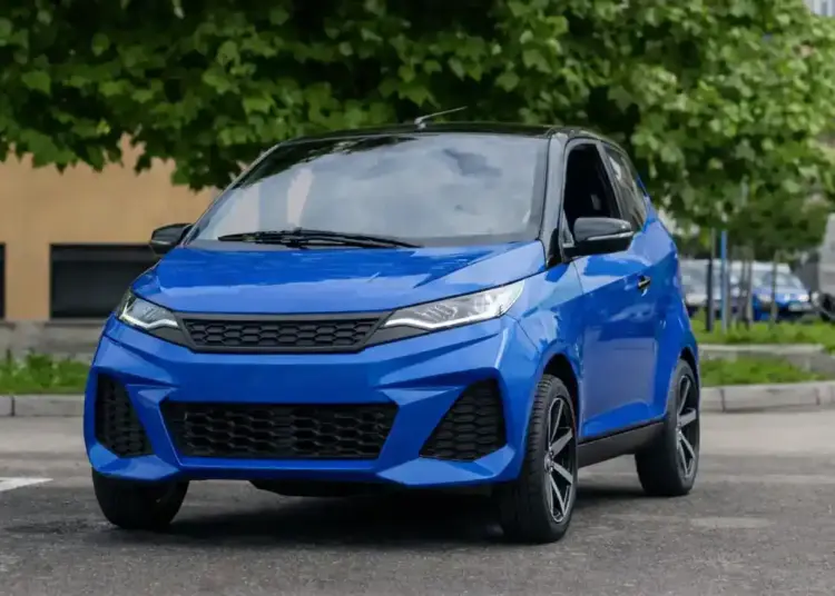coche sin carnet azul circulando en entorno urbano en España recreacion generada por inteligencia artificial