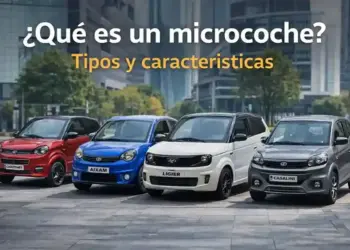 microcoches urbanos de diferentes marcas como Aixam, Ligier, Chatenet y Casalini alineados en ciudad moderna