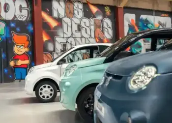 coche sin carnet Aixam eCity Easy blanco en imagen publicitaria con fondo naranja