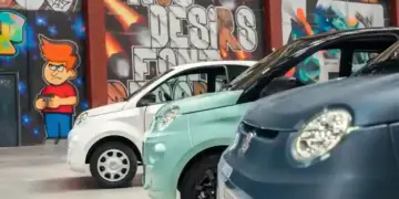 coche sin carnet Aixam eCity Easy blanco en imagen publicitaria con fondo naranja