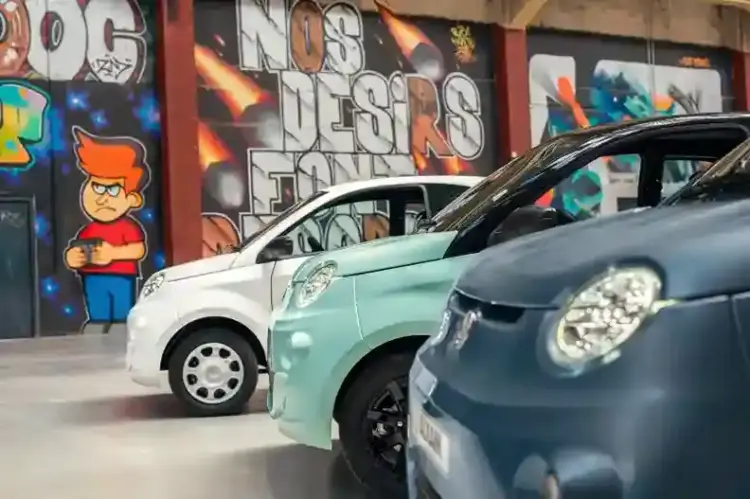 coche sin carnet Aixam eCity Easy blanco en imagen publicitaria con fondo naranja
