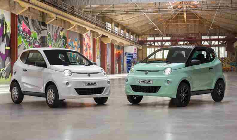 coches sin carnet Aixam eCity blanco y verde en nave industrial con murales graffiti