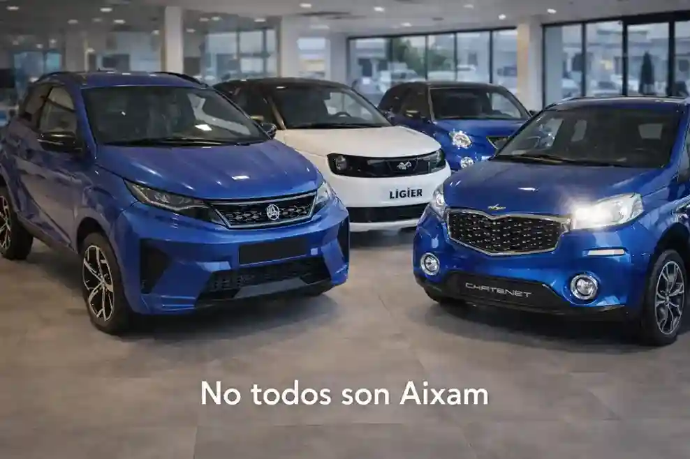 coches sin carnet Aixam Ligier y Chatenet en exposicion interior con mensaje no todos son Aixam