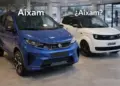 coches sin carnet Aixam y Ligier aparcados en exposición interior con fondo moderno generado por IA