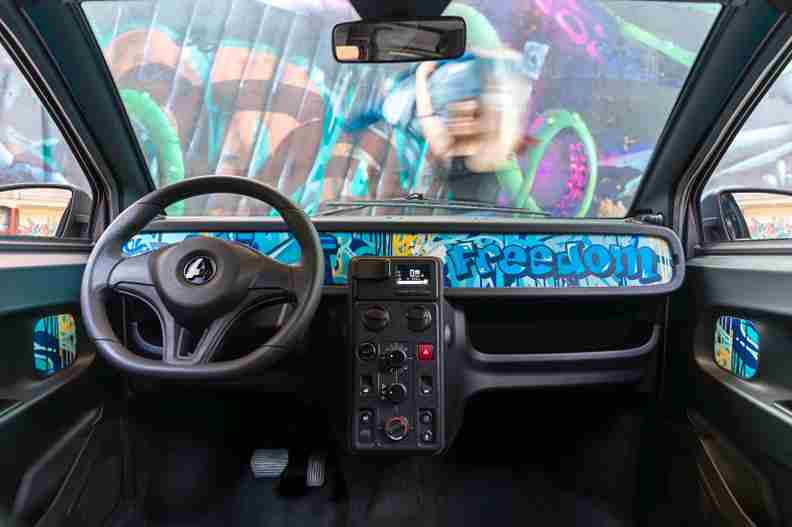 interior coche sin carnet Aixam eCity con salpicadero decorado y volante vista frontal